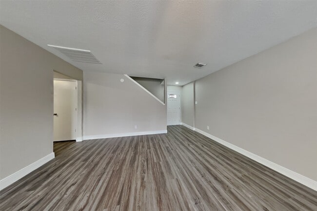 Building Photo - 17303 Davenway Dr