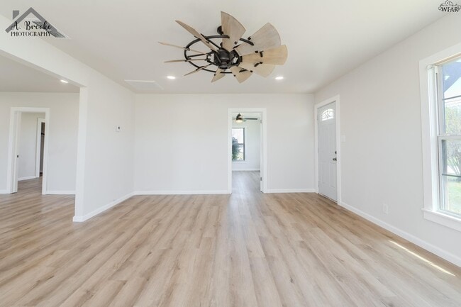 Building Photo - 415 N Oak St