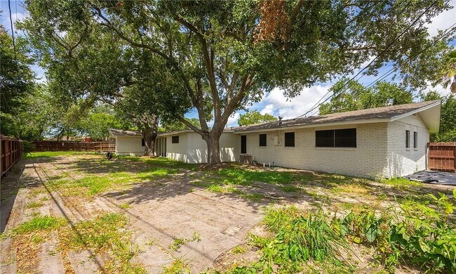 Building Photo - 5729 Abby Dr