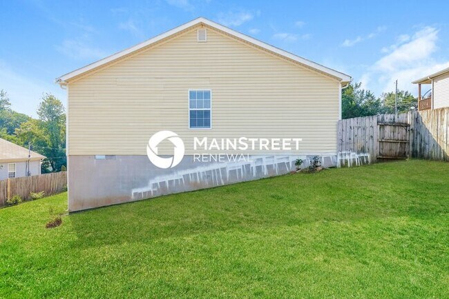 Building Photo - 5 Bedroom Pet-Friendly Home in Knoxville, TN with Main Street Renewal