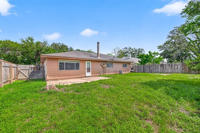 Building Photo - 2310 Woodwind Dr