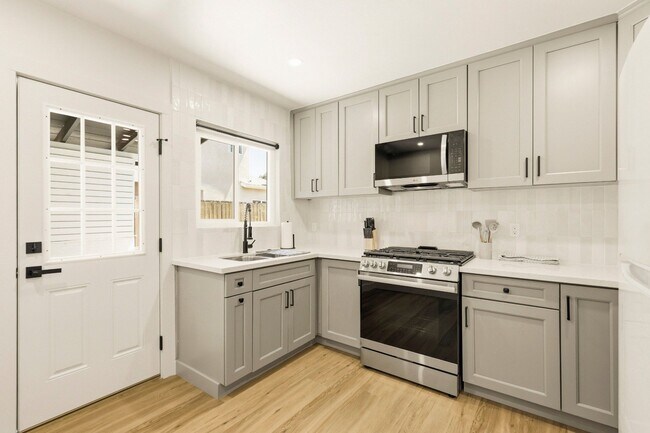 Building Photo - 1382 Grove Ave