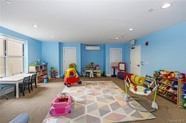 Building Photo - 10 Byron Pl