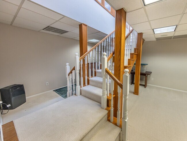 Building Photo - Stunning 4 Bed 3 Bath with a Pool!