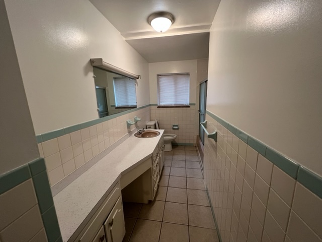 Full Bath - 815 11th Ave