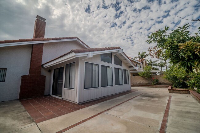 Building Photo - Fountain Valley Family home