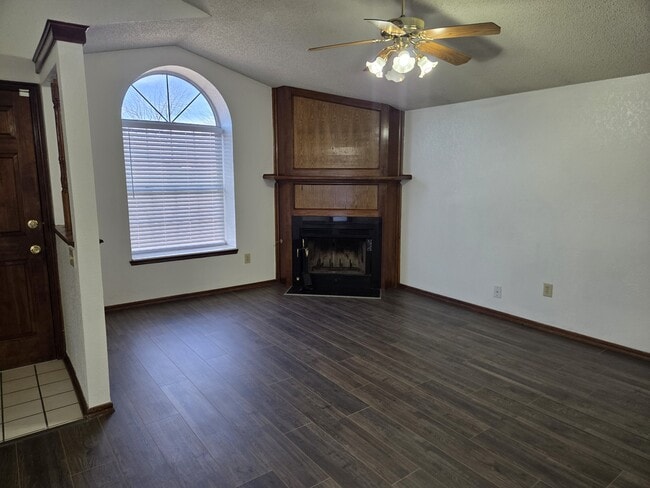 Building Photo - 2122 Meench Dr