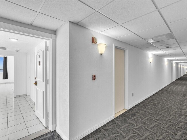 Building Photo - 500 Bayview Dr