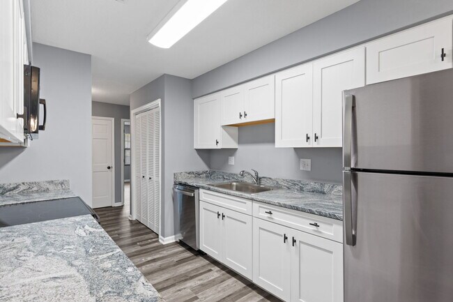 Building Photo - 310 Country Club Villa Dr