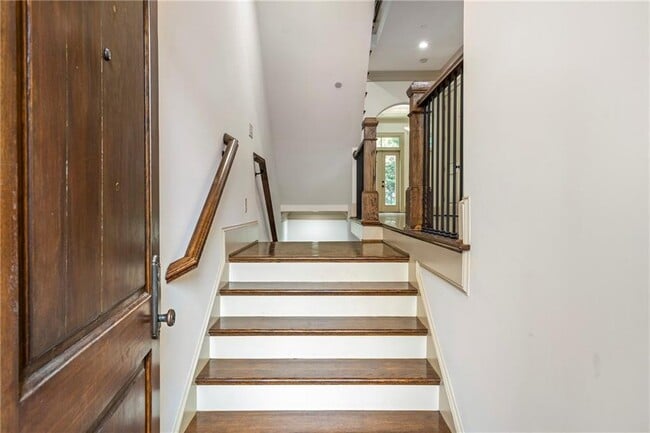 Building Photo - 58 Sheridan Dr NE