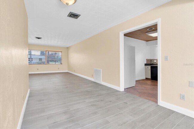 Building Photo - 358 44th Ave