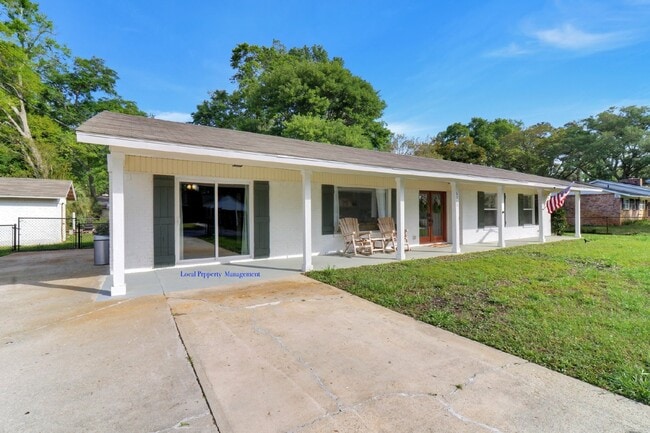 Building Photo - Charming 3-Bedroom Home with Granite Count...