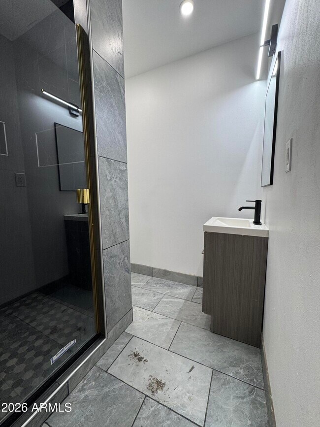 Building Photo - 1109 W Broadway Rd