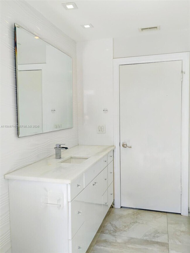 Building Photo - 9654 Sun Pointe Dr