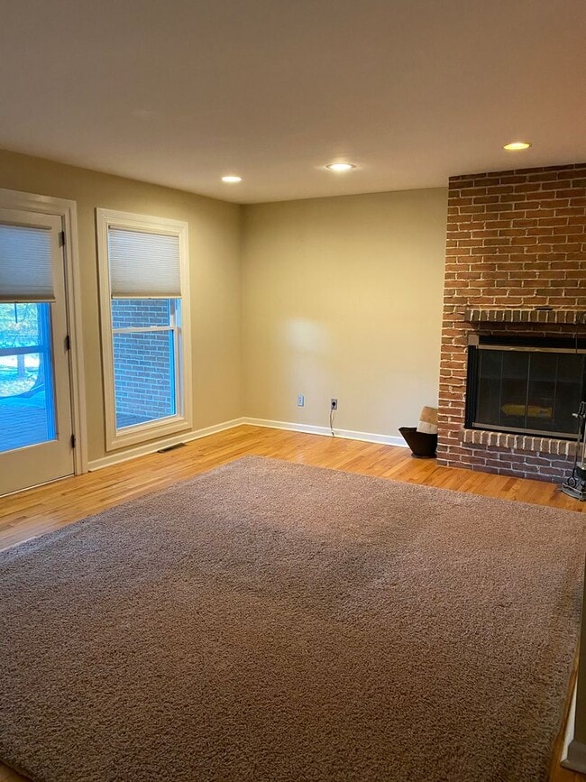 Building Photo - Beautiful Flying Hills Townhouse