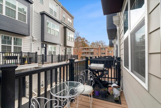 Building Photo - Modern 2024 Townhome with Rooftop Terrace.