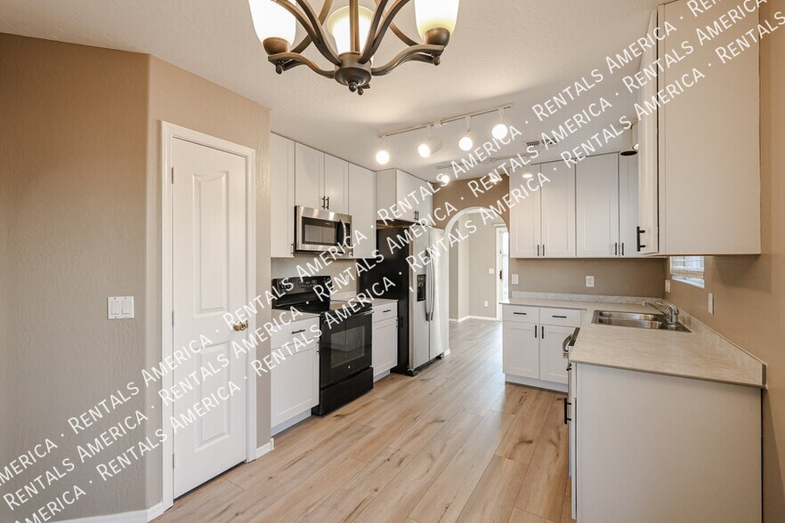 Building Photo - 3719 E Inverness Ave