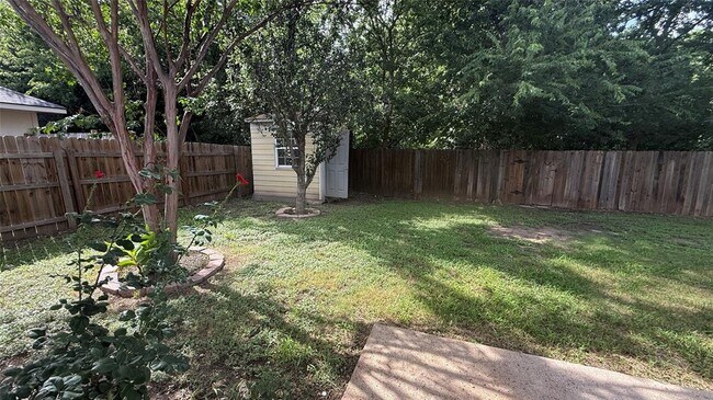 Building Photo - 605 Columbine Ave