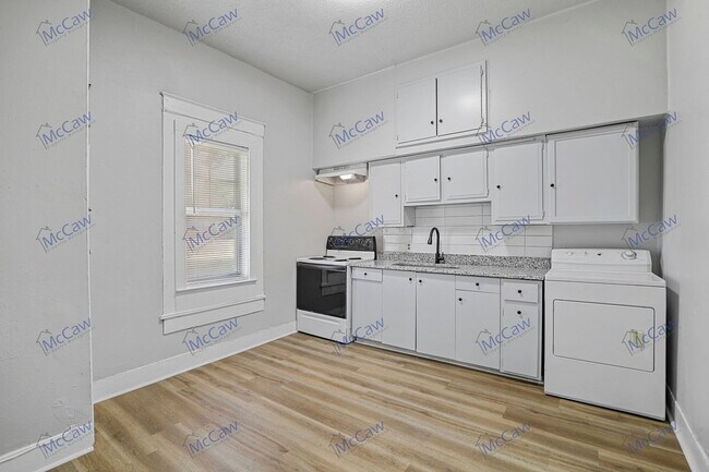 Building Photo - 419 N Grand Ave
