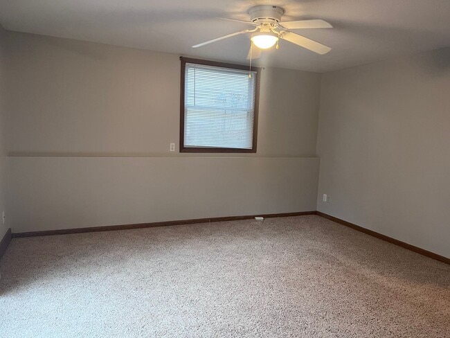 Building Photo - Three Bedroom Duplex in Rockford!