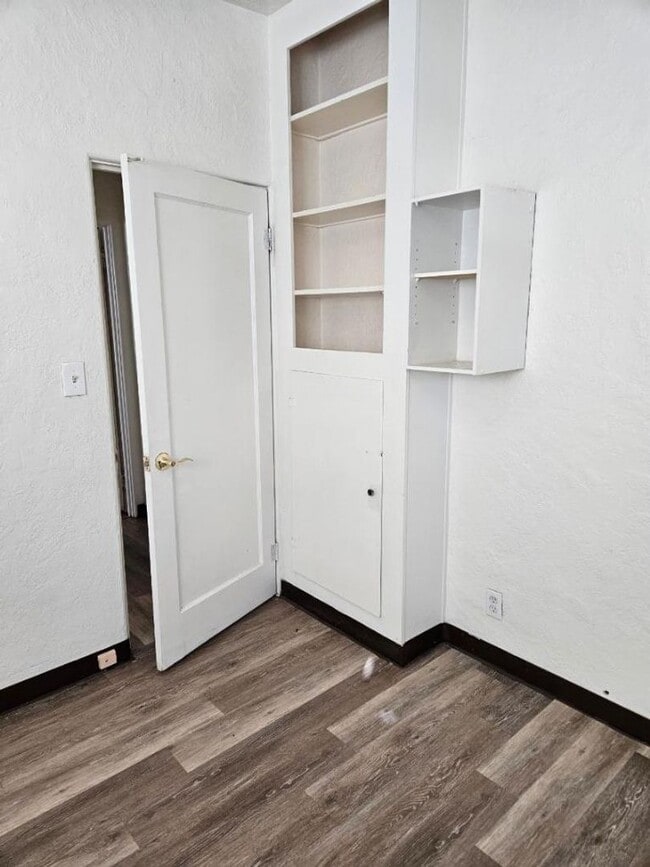 Building Photo - Fantastic 2 bedroom house avail NOW