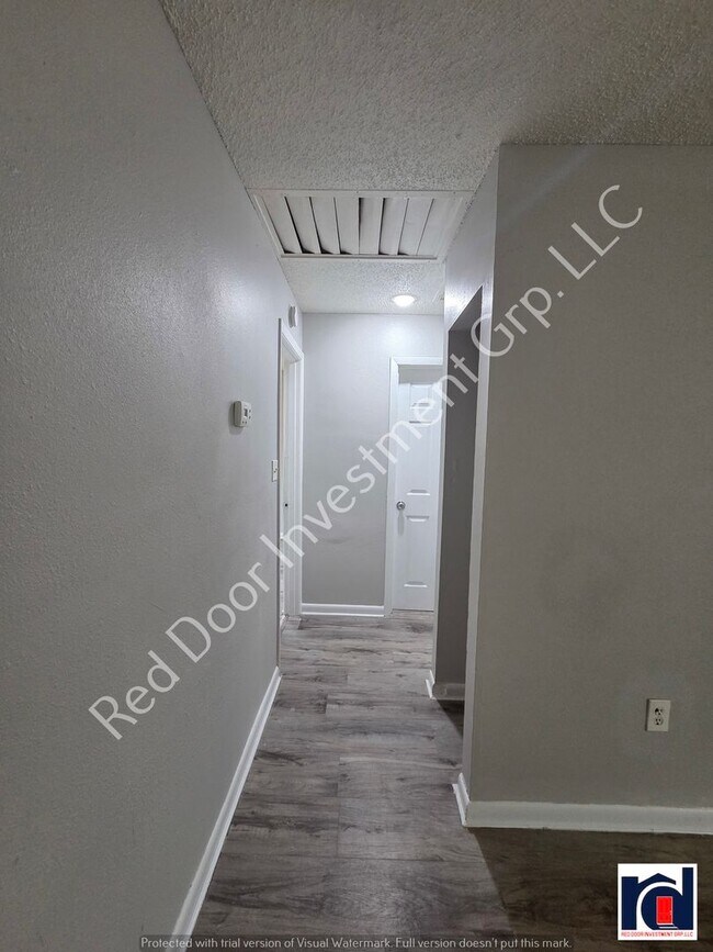 Building Photo - Large 2/1- Minutes from Downtown Leesburg/...