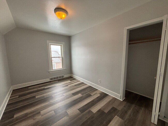 Building Photo - Clean Upper Unit! Move Right In!