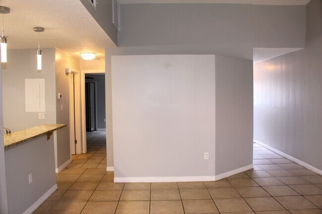 Building Photo - Lovely Condo for rent