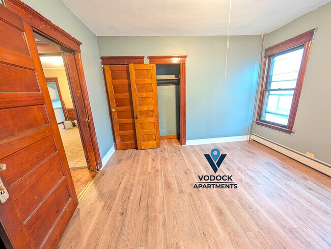 Building Photo - 582 Ferry St