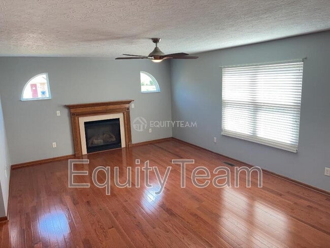 Building Photo - 5781 Meadow View Dr