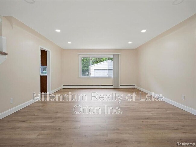 Building Photo - 24034 Meadowlark St