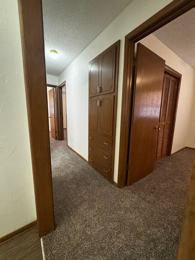 Building Photo - (3) Bed/(2) Bath with (2) Living Areas in MWC Avail NOW!