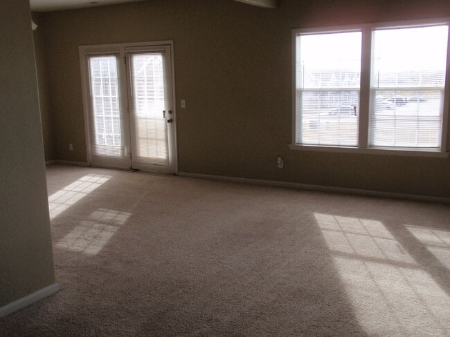 Building Photo - 2731-2733 Elm Creek