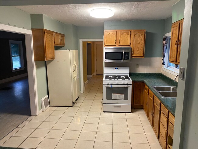 Building Photo - Spacious 3-Bedroom Home for Rent in North Hill