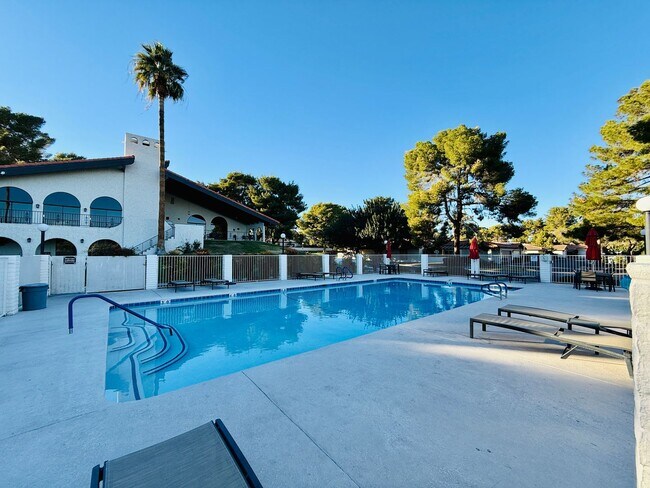 Building Photo - Available August 1st! Beautiful fully furnished single-story home located in the prestigious Span...
