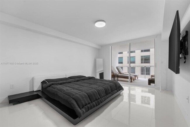 Building Photo - 1200 Brickell Bay Dr