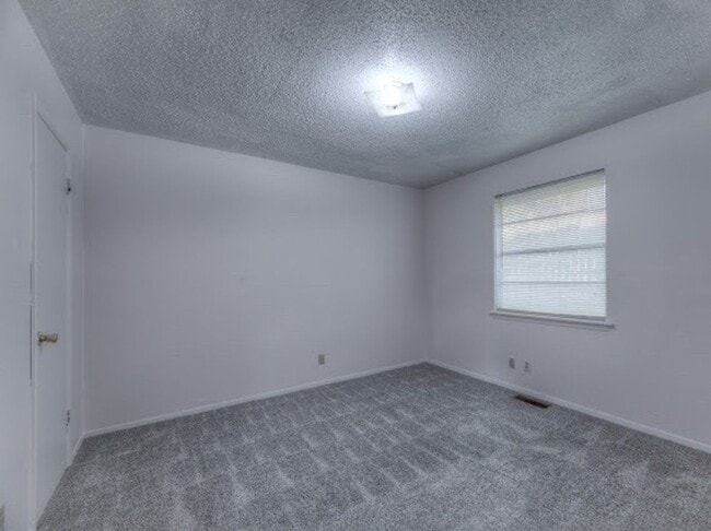 Building Photo - 2 Bedroom 1 Bath Duplex