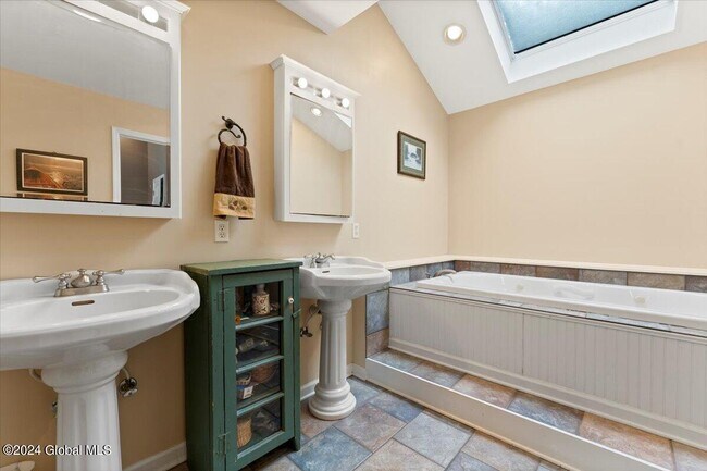 Building Photo - 7 Hill Rd