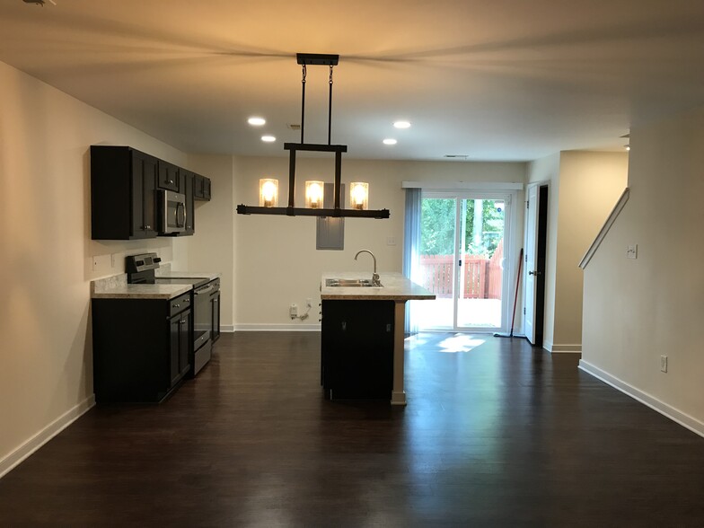 Building Photo - 1505 Stonewall Manor Dr