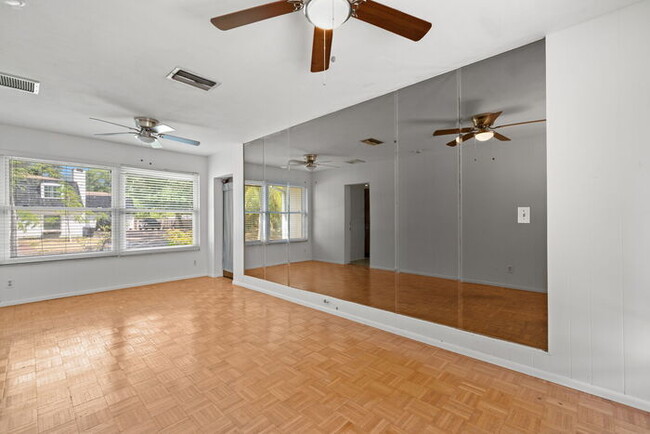 Building Photo - Beautiful Home For Rent in St Petersburg!