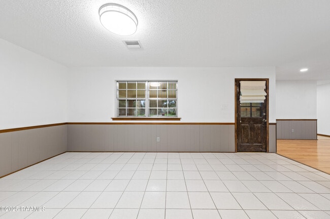 Building Photo - 102 Wisteria Dr