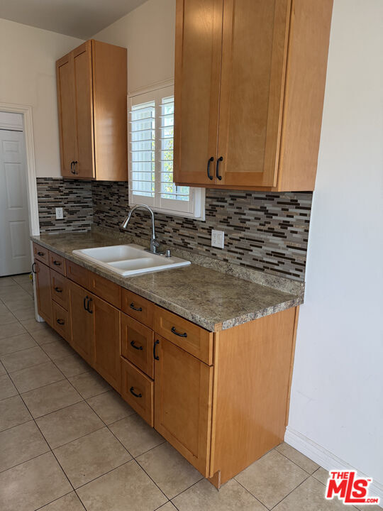 Building Photo - 839 Alexandria Ave