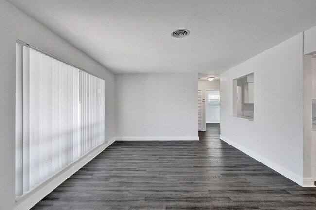 Building Photo - Beautiful 3 bedroom 2 bath Home in Miramar...