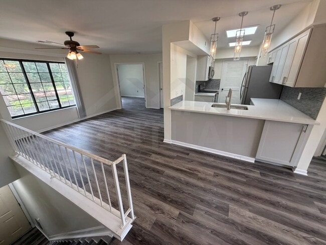 Building Photo - 1560 Meadowside Dr