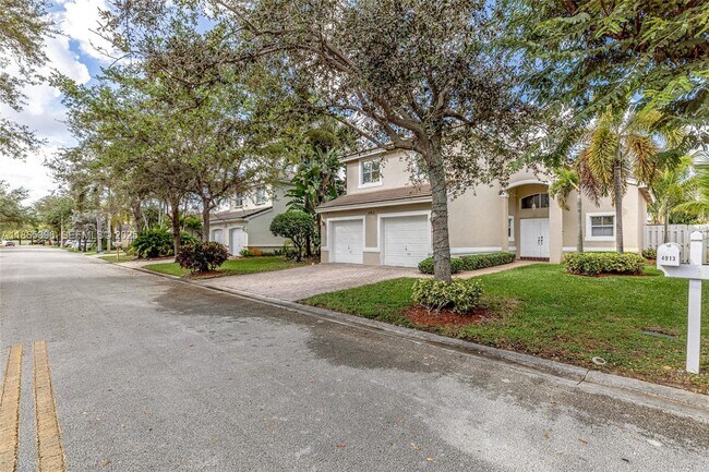 Building Photo - 4913 SW 32nd Way