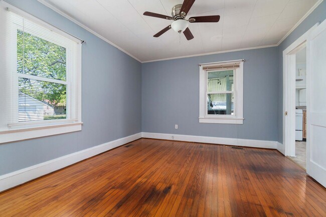 Building Photo - Convenient Hwy. 55 Location – Charming 2BR with Large Yard