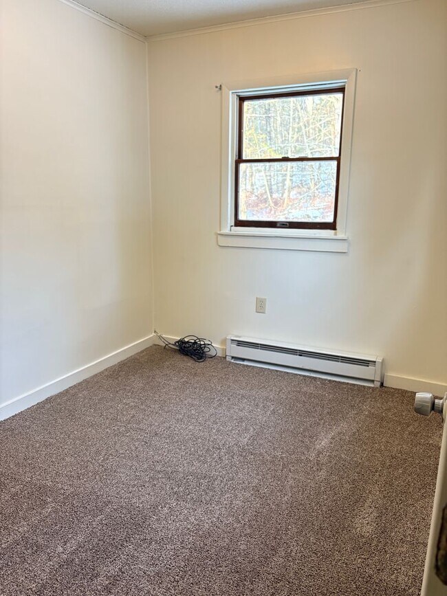 Building Photo - Large 3 bedroom house in Candensis!