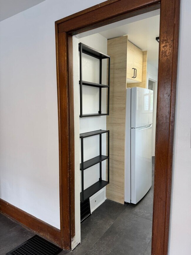 Building Photo - 845 E University Ave