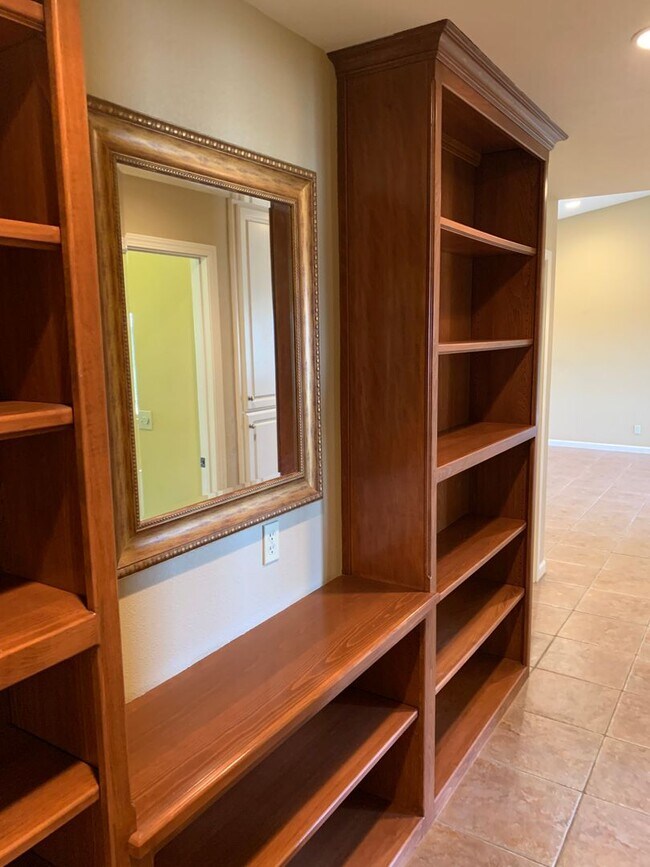 Building Photo - 5 Bd 4.5 Ba Country Home