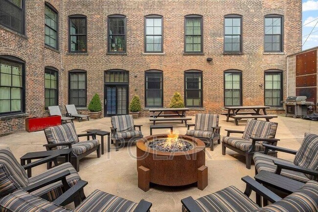 Building Photo - 154 Ave E